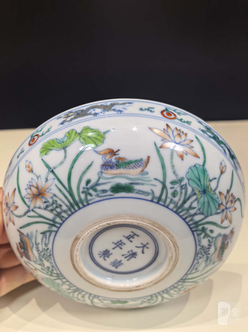 清雍正 斗彩鸳鸯荷塘图卧足盘一对 - 图9